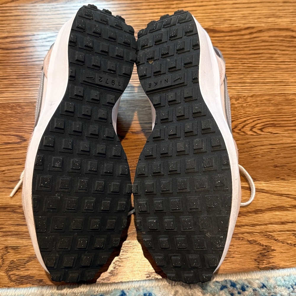 Nike Waffle Debut sneakers in pink and gray - Picture 7 of 7